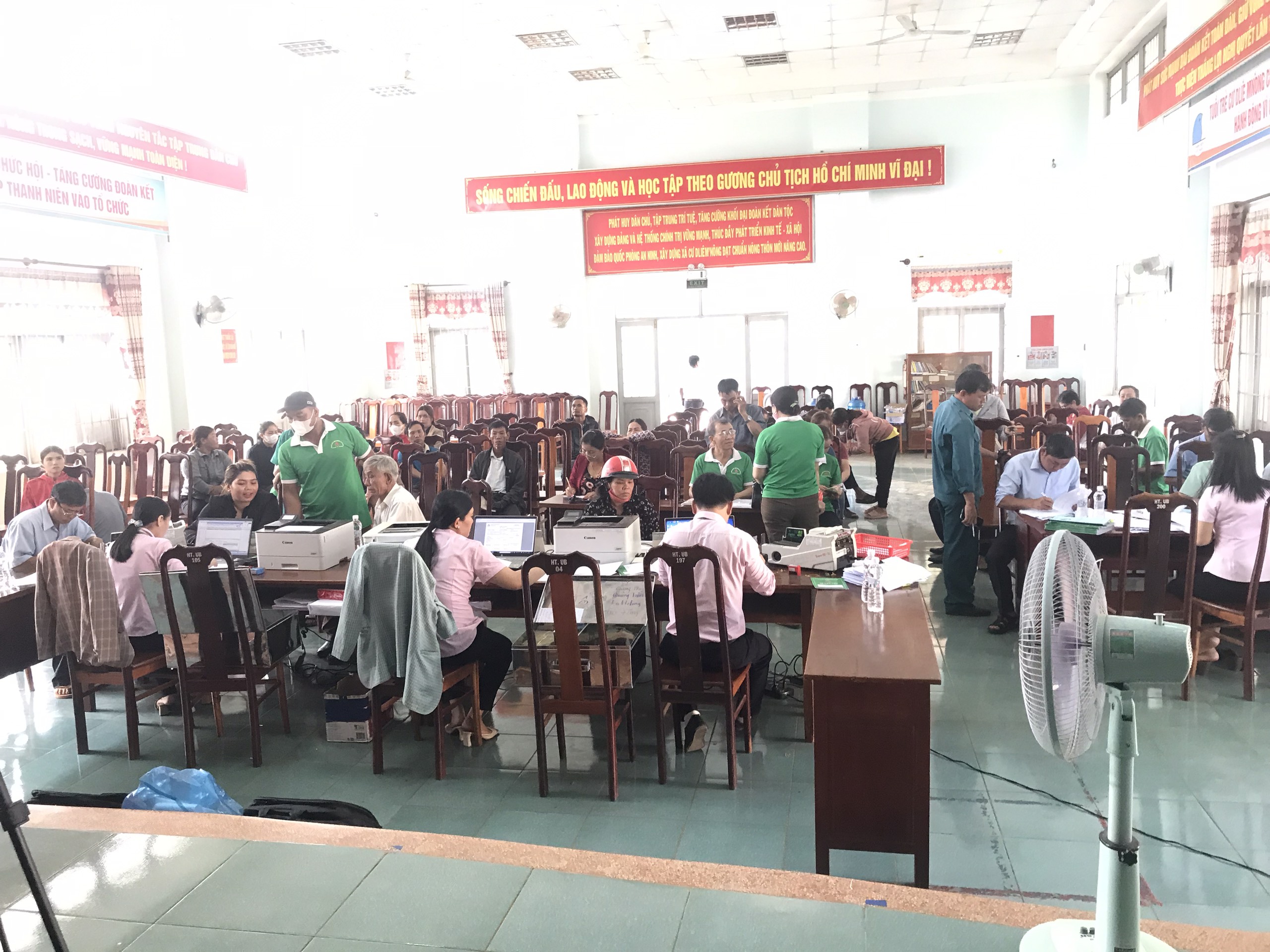 Ngân hàng Chính sách xã hội huyện Cư Mar tổ chức họp giao ban tại Điểm giao dịch xã Cư Dliê Mnông phổ biến, triển khai các văn bản mới tới Hội đoàn thể, Tổ trưởng Tổ TK&amp;VV