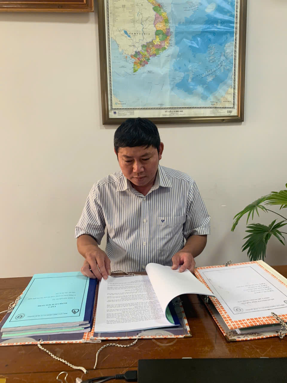ĐẨY MẠNH CÔNG TÁC TUYÊN TRUYỀN VỀ HUY ĐỘNG TIỀN GỬI TIẾT KIỆM TẠI HỘI CỰU CHIẾN BINH XÃ CƯ DLIÊ MNÔNG   Theo ông Hồ Tiến Dũng – Chủ tịch hội Cựu chiến binh xã Cư Dliê Mnông huyện cho biết: “Việc huy động tiền gửi tiết kiệm tại hội CCB được thực hiện thông qua 2 hình thức là huy động tiền gửi qua Tổ Tiết kiệm và vay vốn (TK&amp;VV) và huy động tiền gửi của tổ chức, cá nhân. Đến nay hội có 5/5 Tổ TK&amp;VV thực hiện ký Hợp đồng ủy nhiệm với Ngân hàng để huy động tiền gửi của tổ viên trong tổ với s